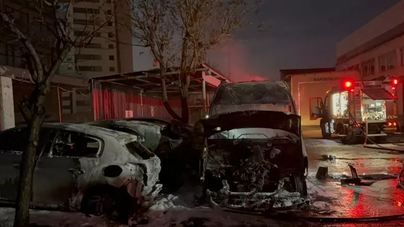 Blog yazısı Kartal'daki Servis Otoparkında Meydana Gelen Yangın: Karavan ve 3 Otomobil Kül Olduiçin resim